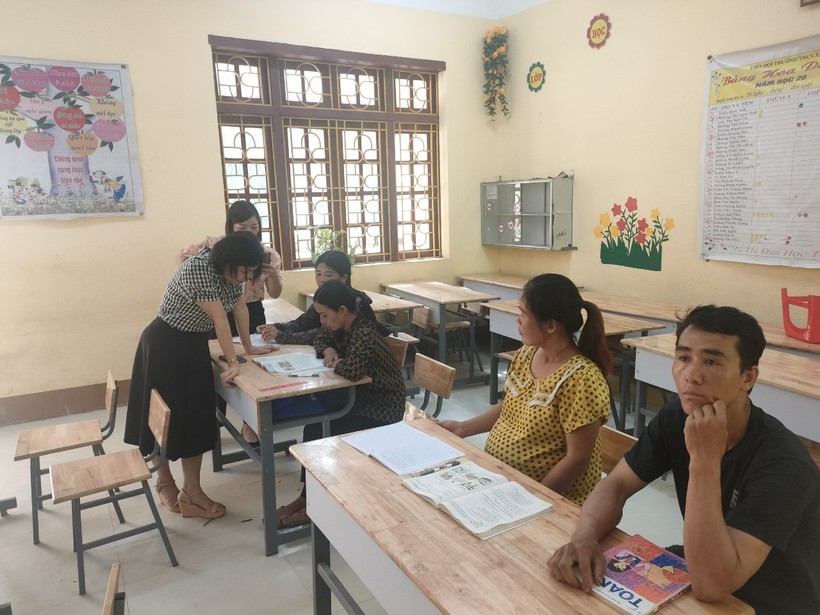 Học viên tham gia lớp xoá mù chữ ở Lạng Sơn.