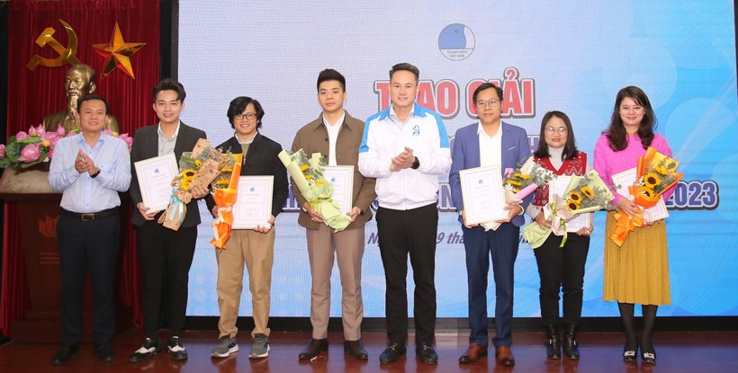 Nhà báo Ngô Chuyên (thứ 2, từ phải) cùng các tác giả nhận giải.
