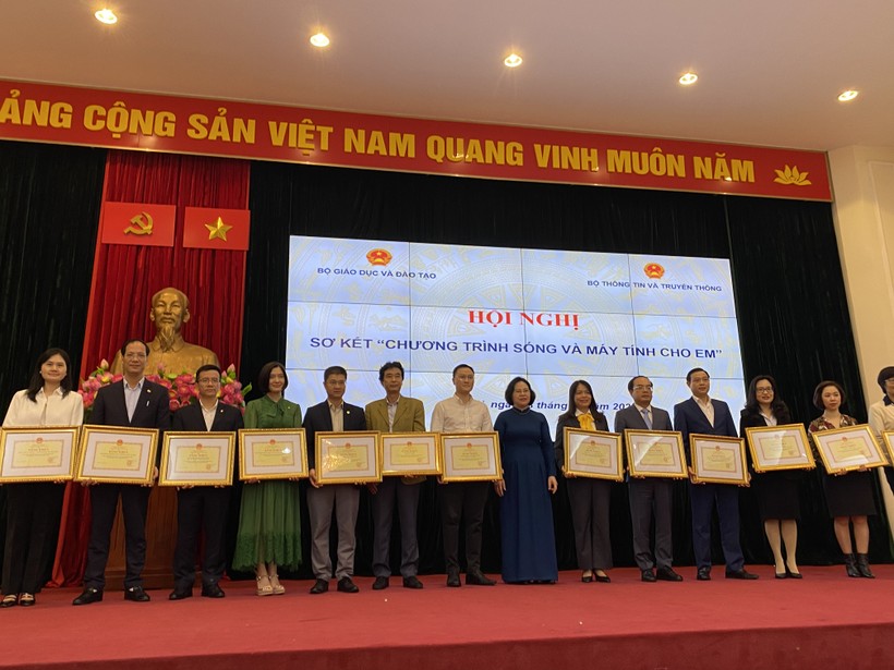 Thay mặt Bộ trưởng Bộ GD&ĐT, Thứ trưởng Ngô Thị Minh tặng Bằng khen cho 20 tập thể, 19 cá nhân. Ảnh: Ngô Chuyên.
