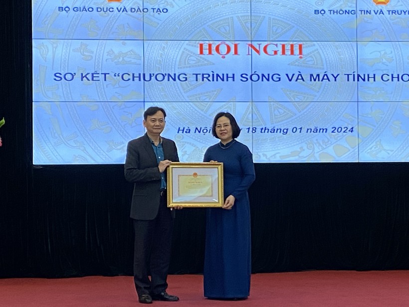 Thứ trưởng Ngô Thị Minh trao bằng khen của Bộ trưởng cho ông Phạm Văn Sinh - Phó Vụ trưởng Vụ Cơ sở vật chất. Ảnh Ngô Chuyên.