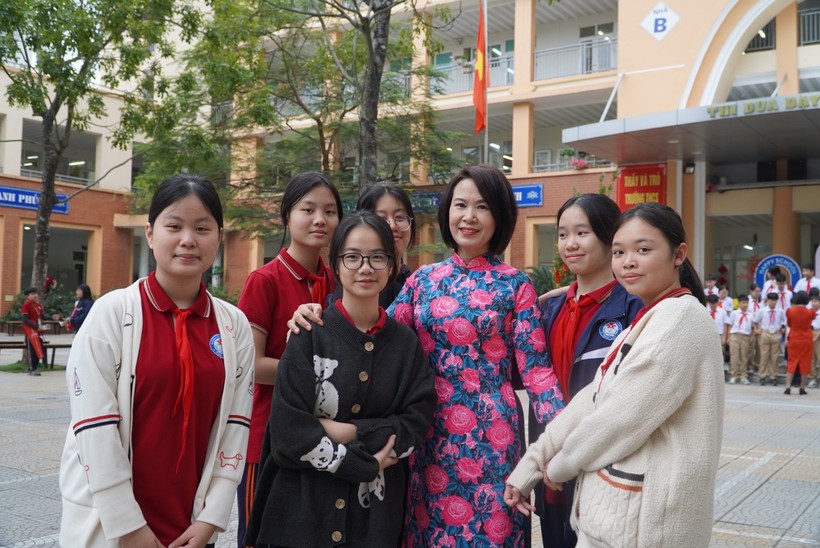 Giáo viên, học sinh Hà Nội chia sẻ niềm vui trong ngày đầu trở lại trường