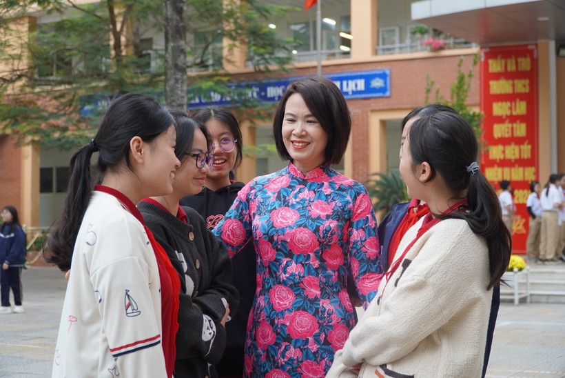 Tại Trường THCS Ngọc Lâm (quận Long Biên, Hà Nội), Nhà giáo ưu tú Ngô Hồng Giang - Hiệu trưởng nhà trường đã đến từ sớm đón học trò. Sau một tuần nghỉ Tết, cô trò gặp nhau trong phấn khởi, những cái ôm, bắt tay động viên hỏi han. Ảnh Ngô Chuyên.