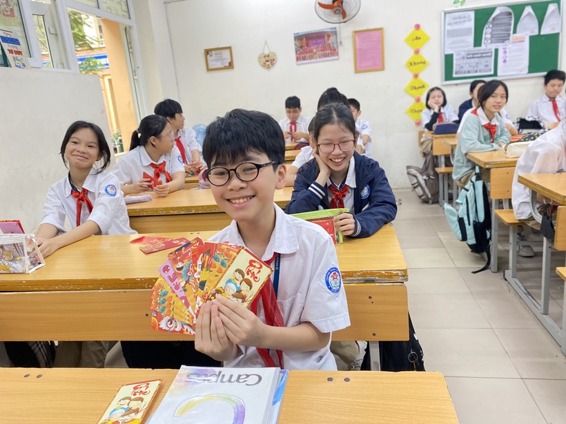 Học sinh Trường THCS Ngọc Lâm phấn khởi khoe quà mừng tuổi của thầy cô trong ngày đầu năm mới đến trường. Ảnh Ngô Chuyên.