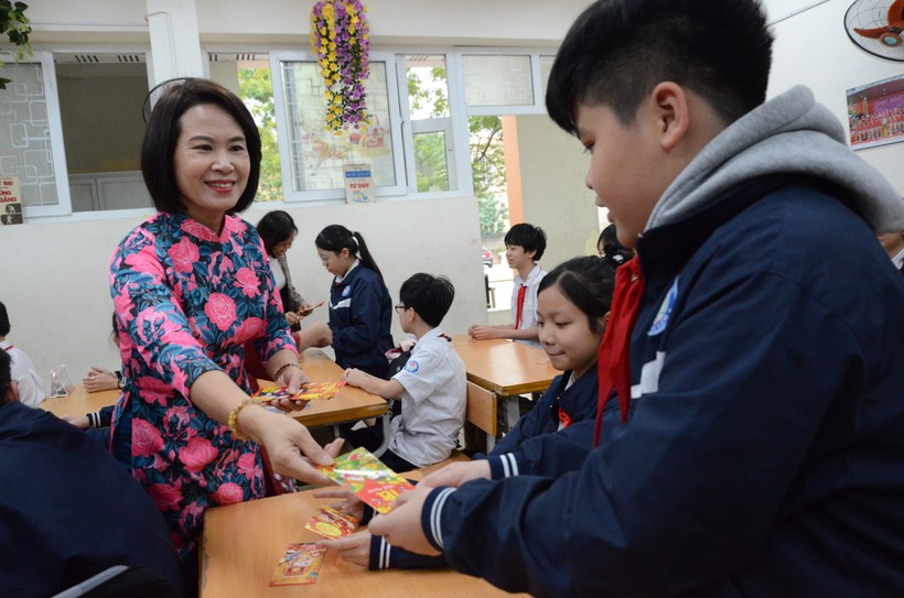 Cô Ngô Hồng Giang - Hiệu trưởng nhà trường trực tiếp đến lớp mừng tuổi học trò. Ảnh Ngô Chuyên.