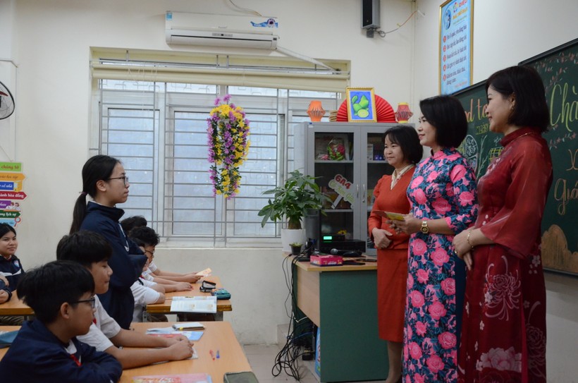 Học sinh Trường THCS Ngọc Lâm gửi lời cảm ơn và chúc Tết đến các cô trong Ban giám hiệu nhà trường. Ảnh Ngô Chuyên.