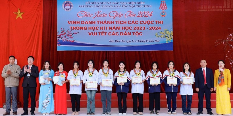 Thầy Vũ Trung Hoàn (thứ 2 từ phải), Hiệu trưởng Trường THPT DTNT tỉnh Điện Biên trao phần thưởng cho học sinh đạt giải cao. Ảnh NVCC.