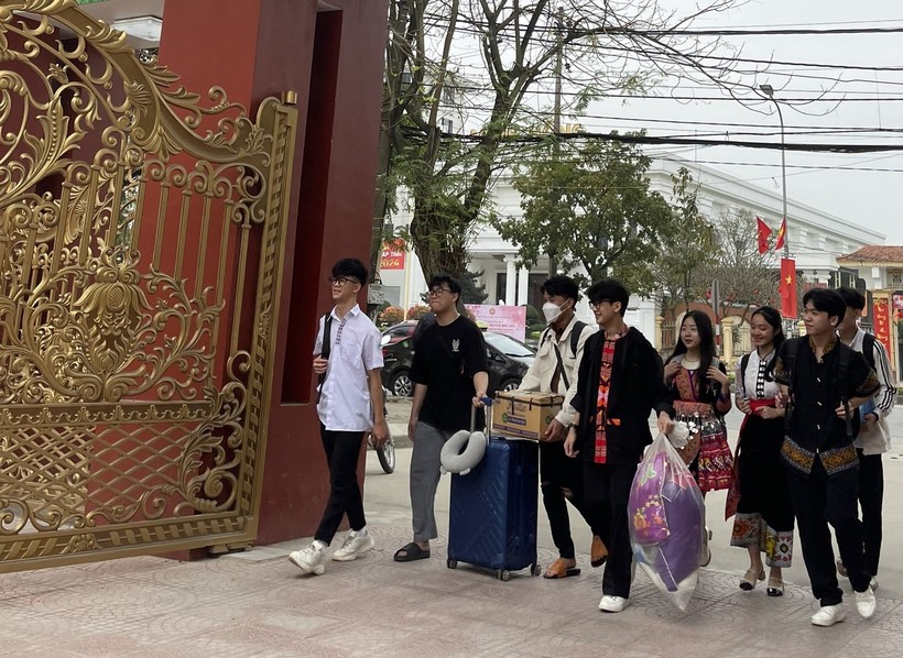 Học sinh Trường THPT DTNT tỉnh Nghệ An trở lại trường sau kỳ nghỉ Tết nguyên đán 2024. Ảnh NT.