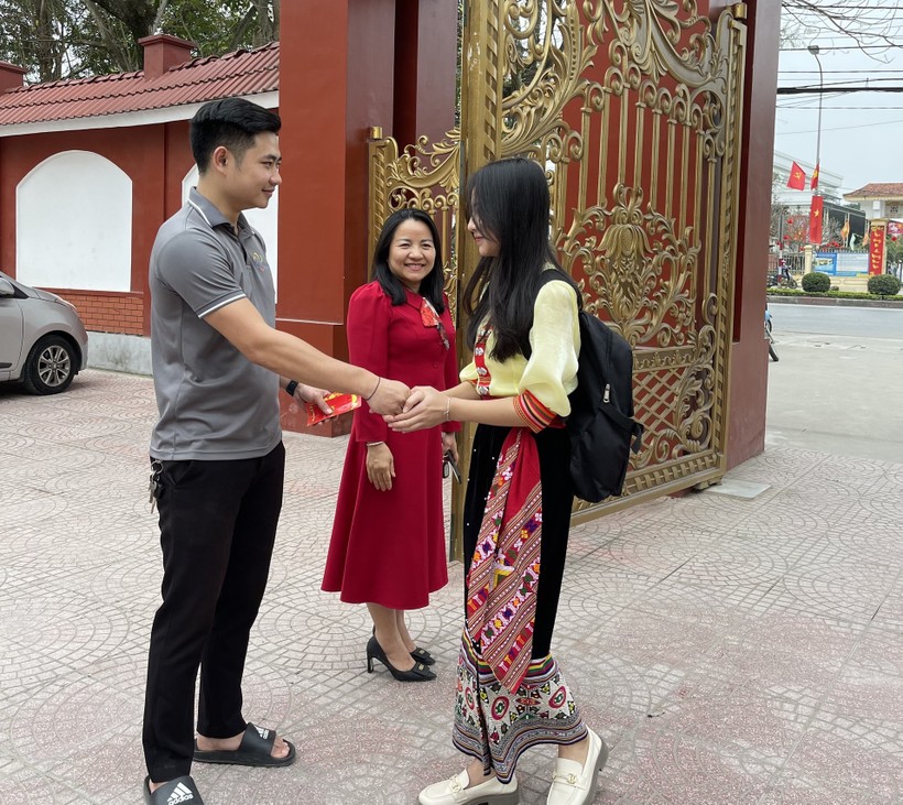 Trường THPT DTNT tỉnh Nghệ An bố trí giáo viên đón học trò ở cổng để chúc Tết và mừng tuổi. Ảnh NT.