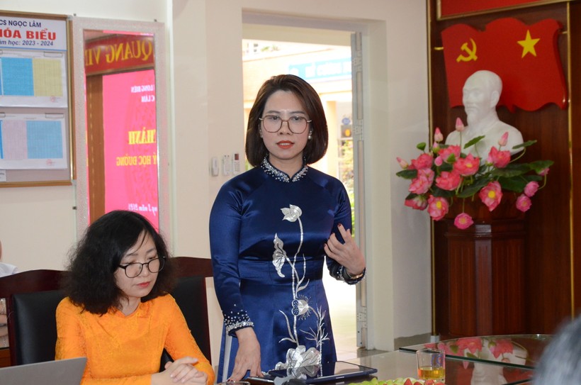 Nhà giáo Đào Thị Hoa, Trưởng phòng GD&ĐT quận Long Biên chia sẻ về vai trò của phòng tư vấn tâm lý học đường. Ảnh NC