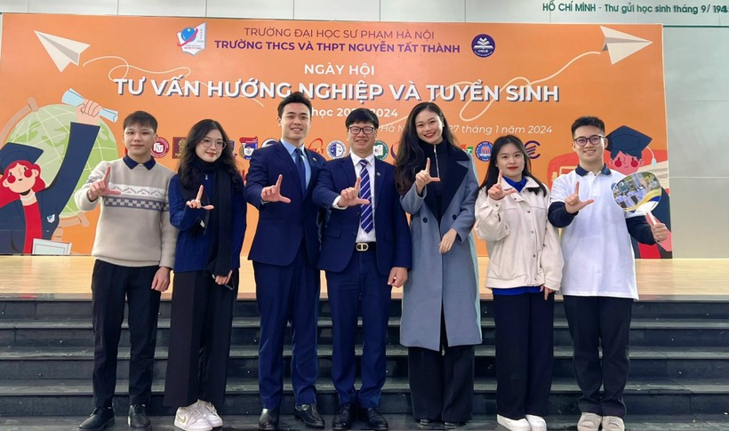 TS Nguyễn Triều Dương (thứ tư, trái sang), Trưởng phòng Đào tạo, Trường ĐH Luật Hà Nội tham gia tư vấn tuyển sinh.