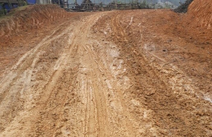 Những con đường đất dẫn vào điểm trường Pá Hà mùa mưa mưa đến. Ảnh NVCC.