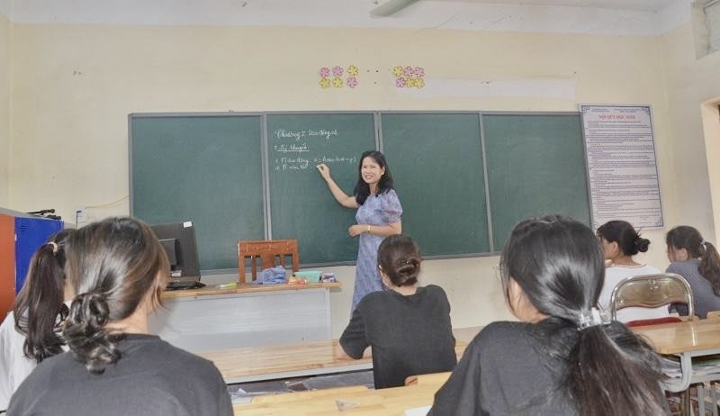 Nhà giáo ưu tú Lê Thị Huyền Diệp đang ôn luyện cho học sinh lớp 12. Ảnh Ngô Chuyên.
