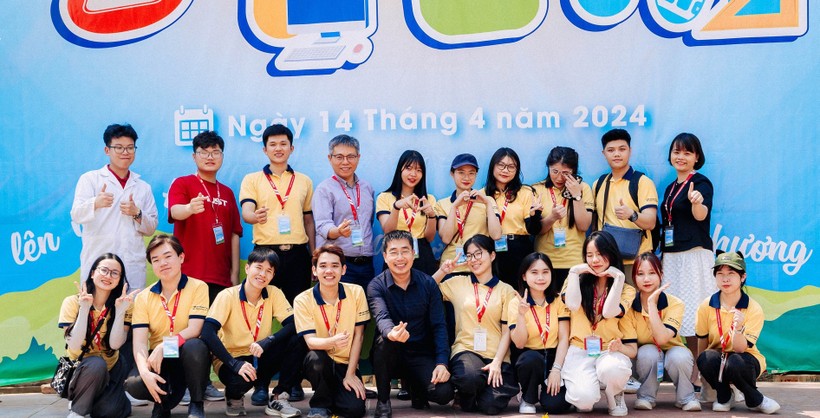 Thầy và trò Khoa Khoa học và Công nghệ giáo dục tham gia hỗ trợ tập huấn cho giáo viên ở huyện Điện Biên Đông.