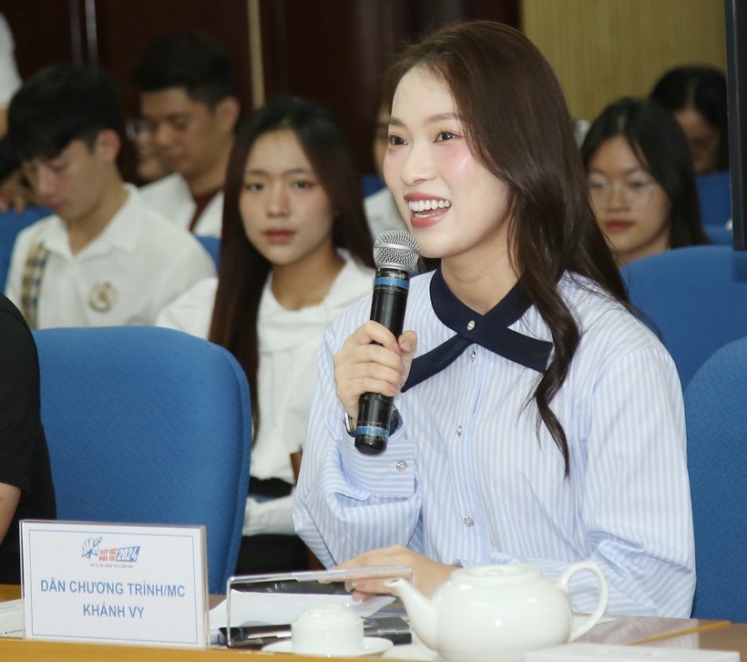 Trần Khánh Vy tốt nghiệp loại giỏi khoa Quan hệ Quốc tế của Học viện Ngoại giao.