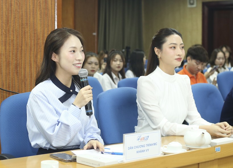 MC Khánh Vy, Hoa hậu Lương Thuỳ Linh chia sẻ về kỳ thi tốt nghiệp.