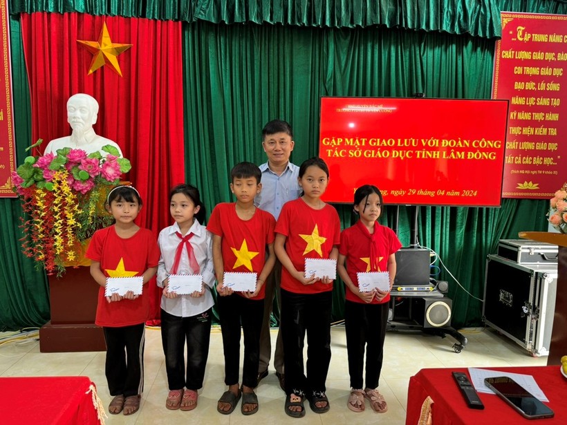 Ông Nguyễn Duy Hải - Trưởng phòng Phòng GDTH và GDMN, Sở GD&ĐT Lâm Đồng trao tặng quà cho học sinh Trường Tiểu học Yên Cường (huyện Bắc Mê, Hà Giang).