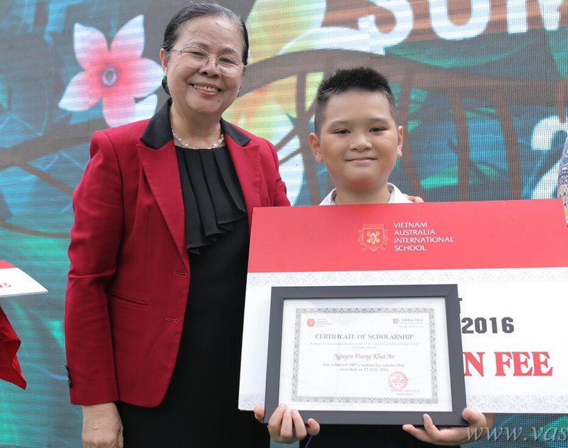 Đại diện nhà trường trao học bổng cho em Nguyễn Vương Khải An