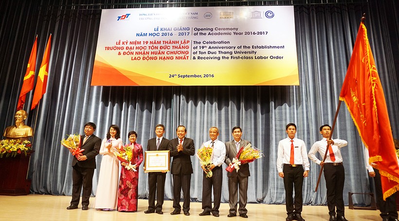 Phó Thủ tướng Thường trực Chính phủ Trương Hòa Bình và Phó Chủ tịch UBND TPHCM Nguyễn Thị Thu trao Huân chương Lao động Hạng Nhất cho tập thể sư phạm nhà trường
