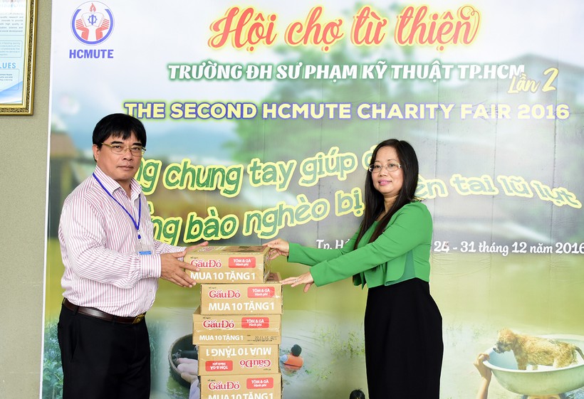 PGS.TS Đỗ Văn Dũng (trái) nhận hàng tài trợ từ nhà hảo tâm