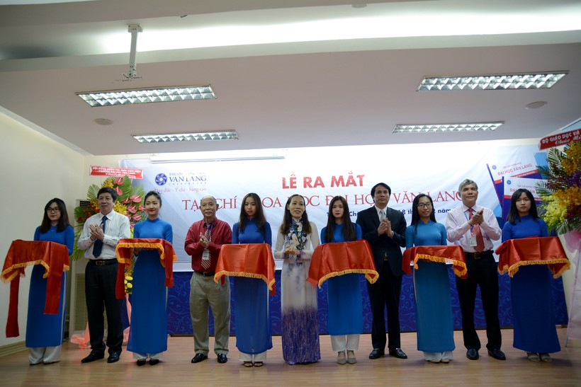 PGS.TS Phạm Mạnh Hùng – Thứ trưởng Bộ GD&ĐT (thứ 2 từ phải sang) cùng các đại biểu thực hiện nghi thức cắt băng ra mắt Tạp chí. 