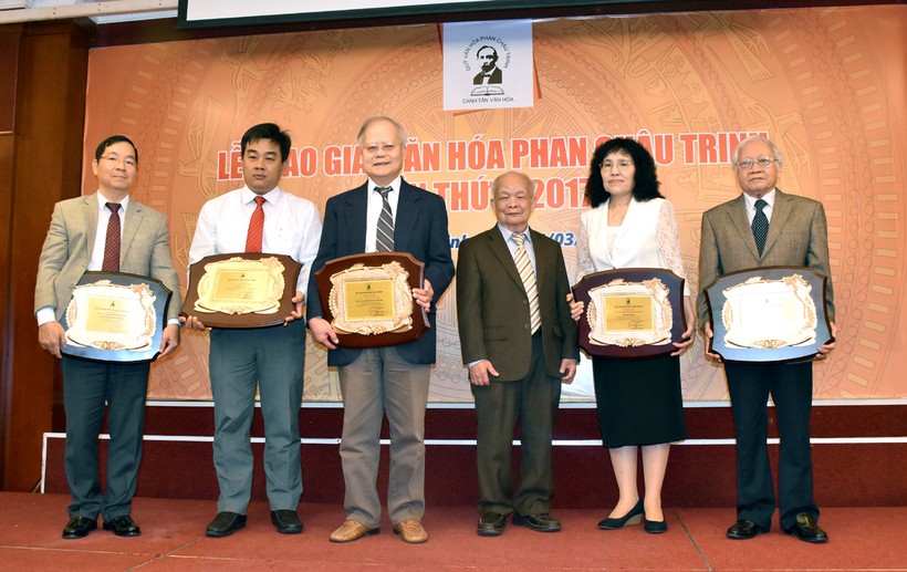 Nhà văn Nguyên Ngọc đại diện Hội đồng Khoa học Quỹ Văn hóa Phan Châu Trinh trao giải cho các cá nhân đoạt giải