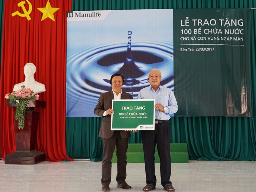 Đại diện  Manulife Việt Nam trao biểu trưng 100 bể chứa nước cho đại diện Ủy ban MTTQ tỉnh Bến Tre
