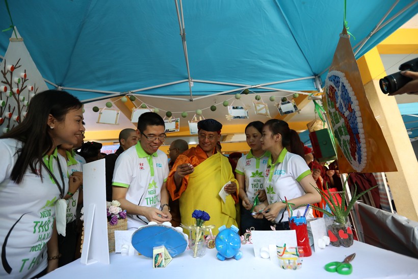 Đức Pháp vương Gyalwang Drukpa tham quan một gian hàng của các bạn trẻ