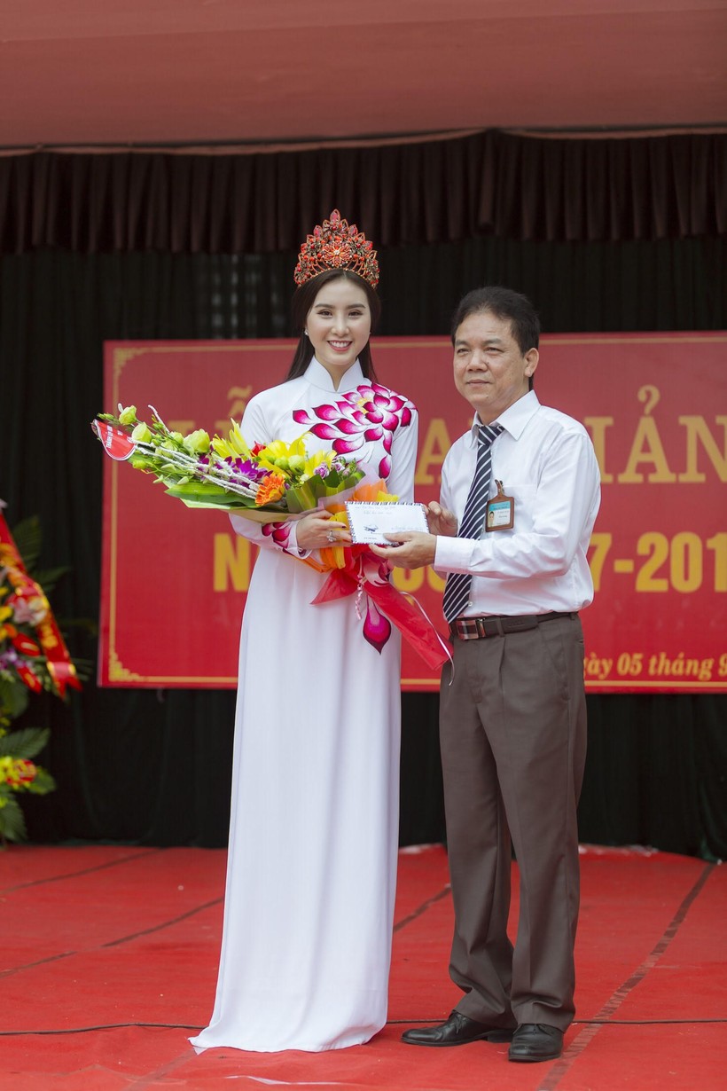 Hoa hậu Trần Ngọc Trâm trao quà cho đại diện nhà trường