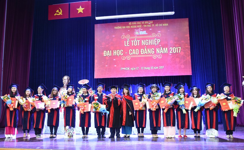 Hiệu trưởng Trần Quang Nam và Hiệu phó Trần Thanh Nhàn tuyên dương và trao bằng tốt nghiệp cho các tân cử nhân đạt thành tích cao