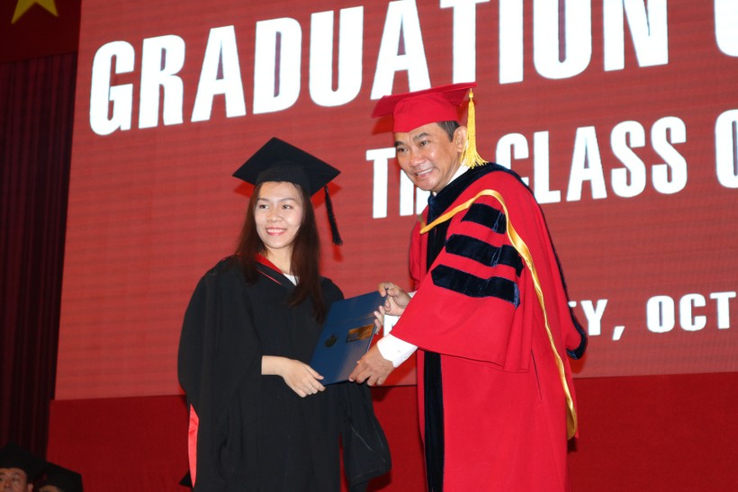 PGS.TS Hồ Thanh Phong – Hiệu trưởng nhà trường, trao bằng tốt nghiệp cho các tân cử nhân, kỹ sư