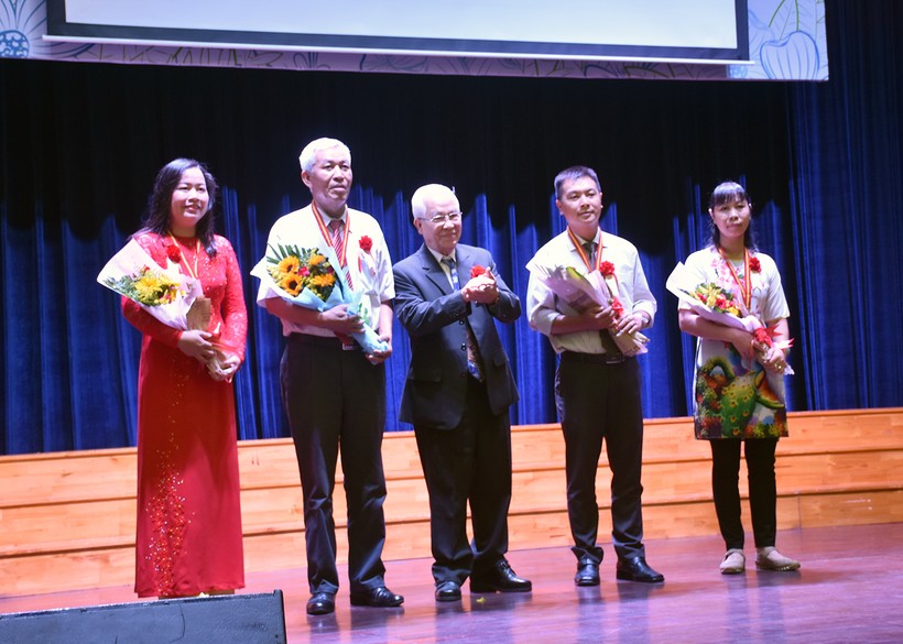 NGƯT Huỳnh Thế Cuộc - Chủ tịch HĐQT HUFLIT, trao huy hiệu Sao vàng HUFLIT cho các CBVC