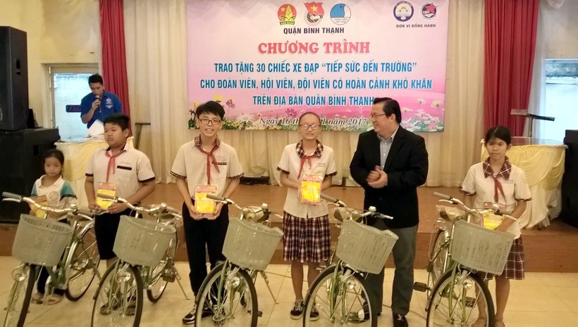 Đại diện Hội Doanh nghiệp quận Bình Thạnh trao tặng xe đạp cho các em học sinh