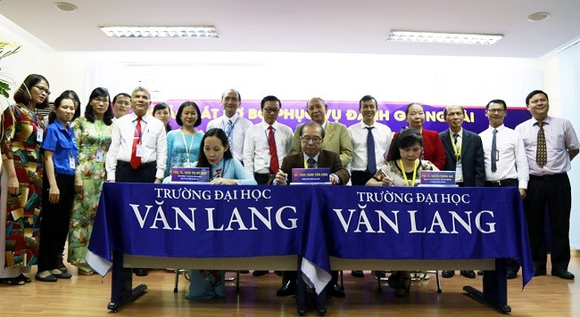 Đại diện đoàn đánh giá ngoài và Trường ĐH Văn Lang ký Biên bản khảo sát sơ bộ kiểm định chất lượng trường đại học 