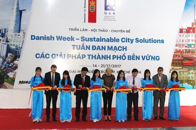 Đại sứ Đan Mạch tại Việt Nam cùng các đại biểu cắt băng khai mạc hội thảo và triển lãm 