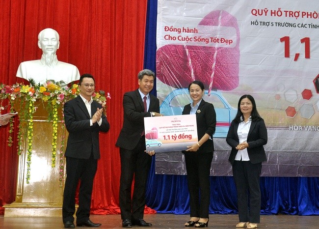  Đại diện Prudential Việt Nam trao số tiền tượng trưng cho đại diện các trường học được hỗ trợ