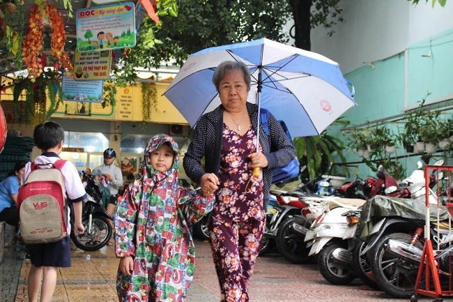Phụ huynh Trường Tiểu học Nguyễn Sơn Hà đón con em về sáng nay 