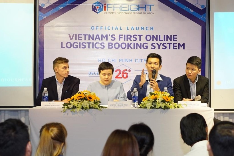 Ông Nguyễn Thanh Sang – Giám đốc điều hành iFreight (thứ hai từ phải qua) giới thiệu về hệ thống đặt chỗ dịch vụ Logistics trực tuyến 