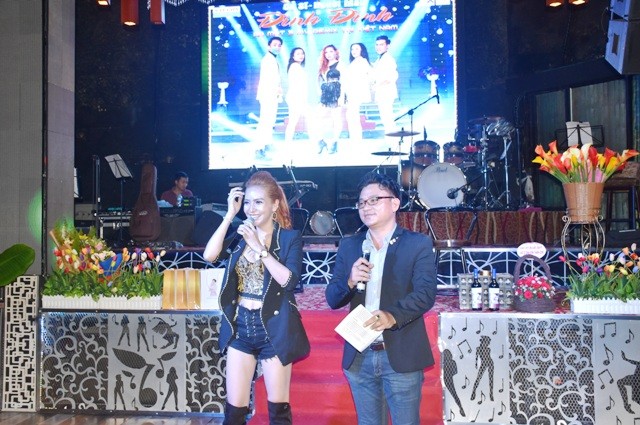 Ca sĩ Đình Đình (trái) và nhà báo Hồng Sơn tại buổi ra mắt MV