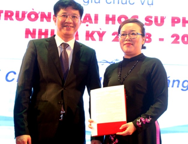 TS Nguyễn Thị Minh Hồng (phải) nhận quyết định bổ nhiệm Hiệu trưởng