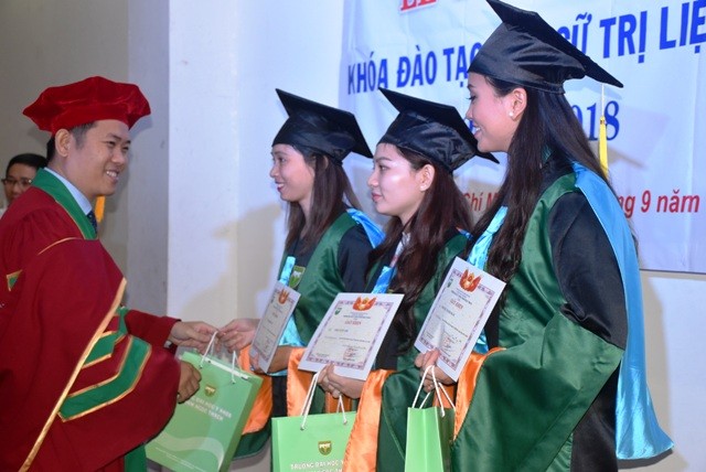 PGS.TS.BS.Nguyễn Thanh Hiệp – Phó Hiệu trưởng nhà trường trao giấy khen cho 3 học viên đạt loại xuất sắc