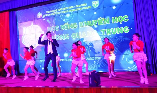 Ca sĩ Nguyễn Phi Hùng cùng vũ đoàn ABC Kids biểu diễn tại đêm nhạc