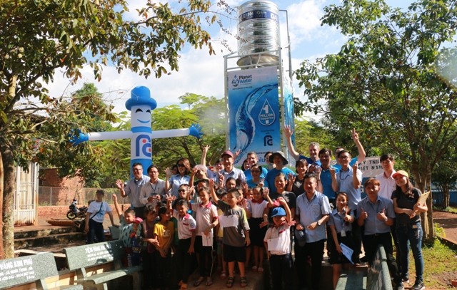 Niềm vui của thầy trò Trường Tiểu học Trịnh Hoài Đức và những người thực hiện bên Công trình tháp nước sạch cộng đồng