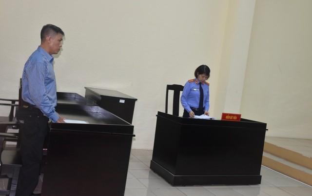 Họa sĩ Lê Linh trả lời câu hỏi tại phiên xét xử nhưng vắng mặt phía bị đơn là Công ty Phan Thị 