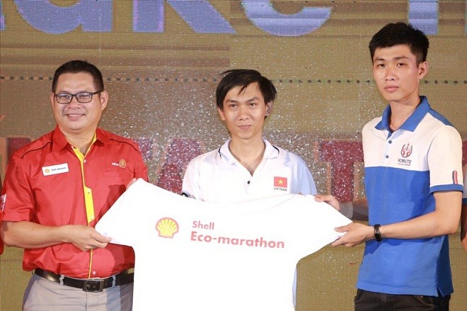 Đại diện Shell Việt Nam trao áo cho các đội tham dự SEMA 2018 
