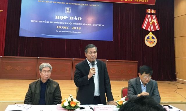 Ông Lê Ngọc Quang (giữa), Phó Giám đốc Sở GD&ĐT Hà Nội chia sẻ tại buổi họp báo giới thiệu về kỳ thi
