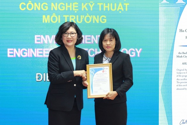 PGS.TS Nantana Gajaseni - chủ tịch Hội đồng AUN-QA trao chứng nhận đạt chuẩn AUN-QA chương trình Công nghệ kỹ thuật môi trường cho lãnh đạo khoa Công nghệ hóa - thực phẩm HCMUTE