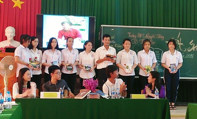 Nguyễn Thế Vinh- Phó Hiệu trưởng nhà trường trao tặng sách cho học sinh