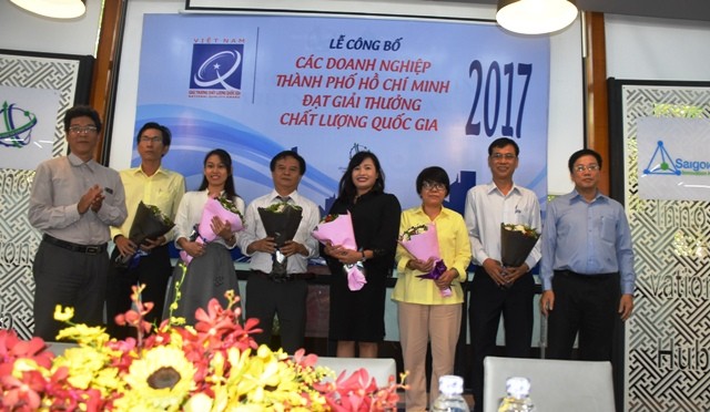 Ban tổ chức tặng hoa tuyên dương 6 doanh nghiệp đạt Giải thưởng Chất lượng Quốc gia 2017