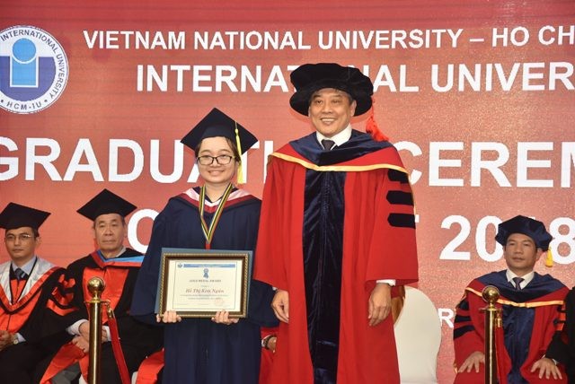 Tiến sĩ Trần Tiến Khoa (Hiệu trưởng HCMIU) trao bằng tốt nghiệp cho các tân thạc sĩ  