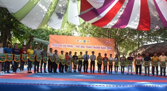 Ban tổ chức tặng cờ lưu niệm cho đại diện các đơn vị tham gia tranh tài